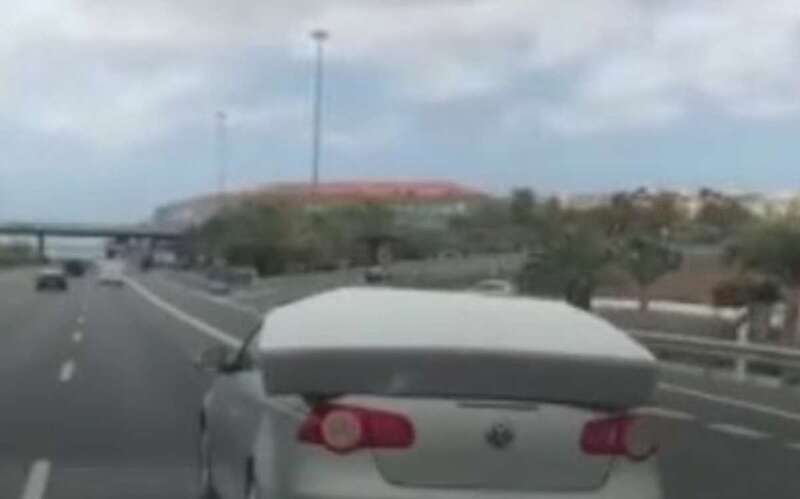 Vehículo descapotable transportando un colchón por la GC-1, a la altura del Cruce de Melenara/TA.